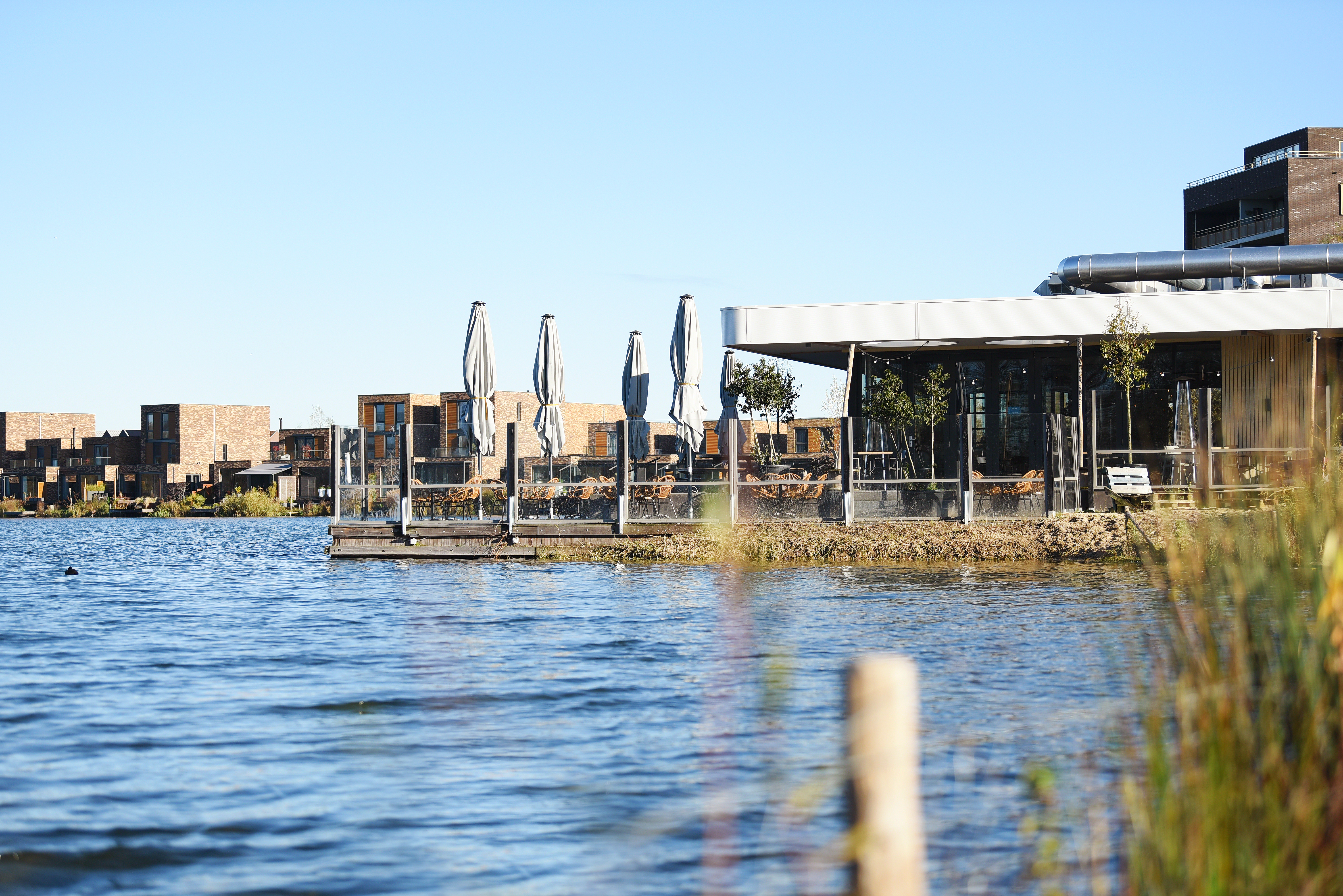 Fortvier - Een restaurant in de omgeving die aan het water ligt.