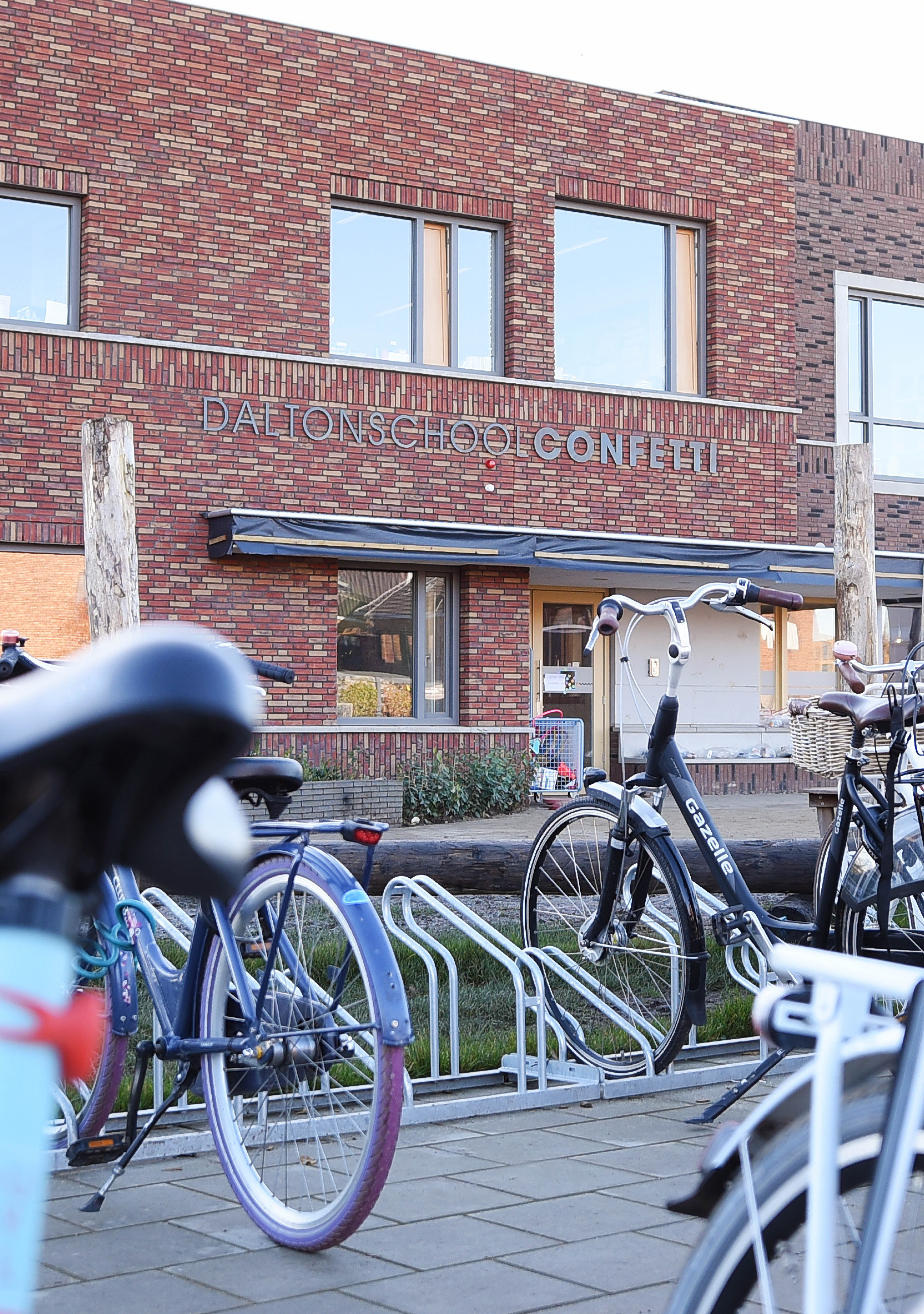 Middelbare school binnen de Schuytgraaf - Fietsen op het schoolplein