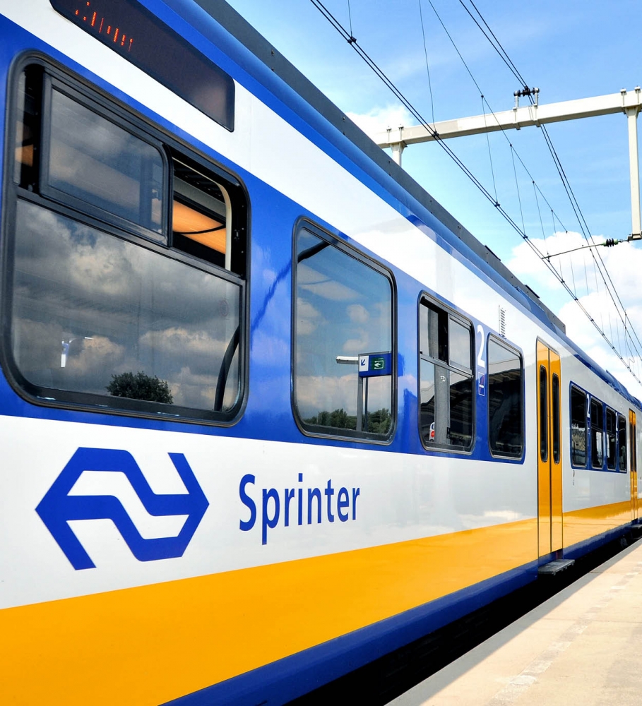 Foto van een Nederlandse sprinter trein