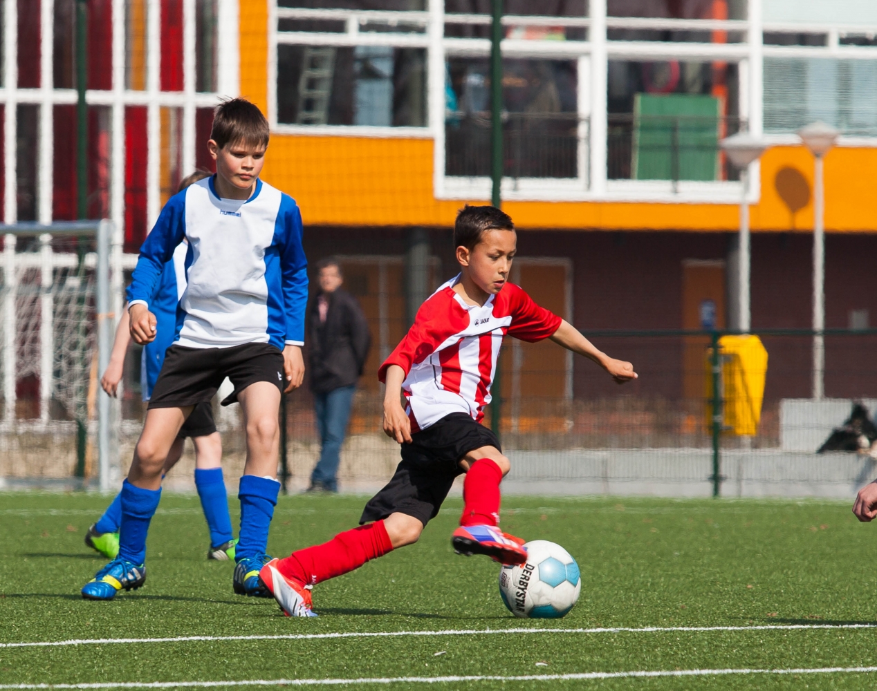 Twee voetbalclubs - Duel met twee kinderen en een bal