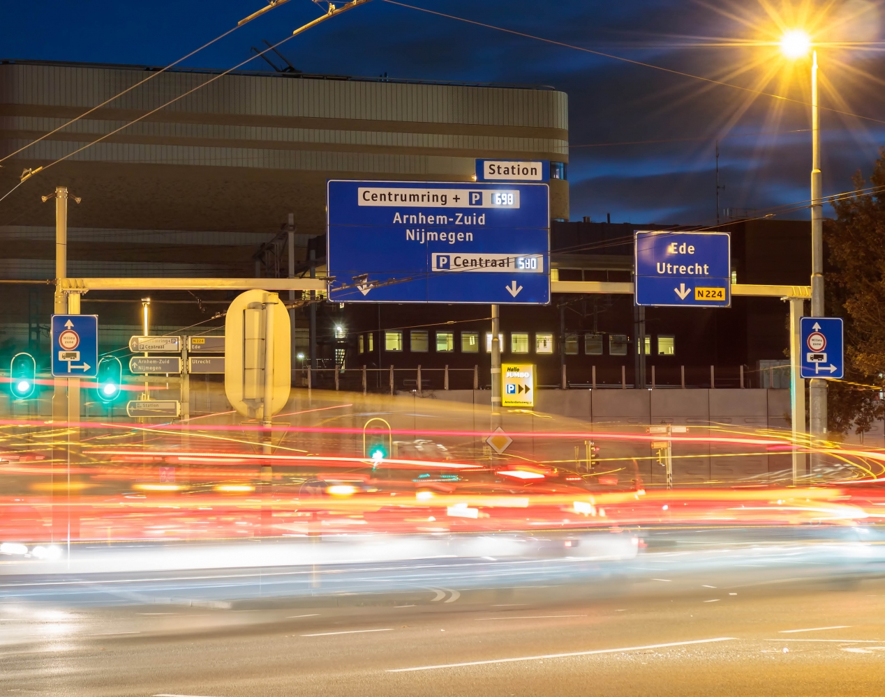 Arnhem centrum - stoplichten en verkeersborden met uitvalswegen