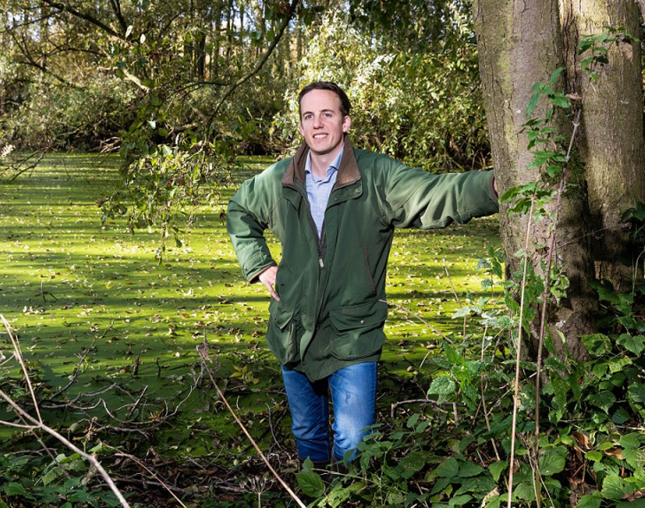 Specialist natuur - leunt tegen boom in park